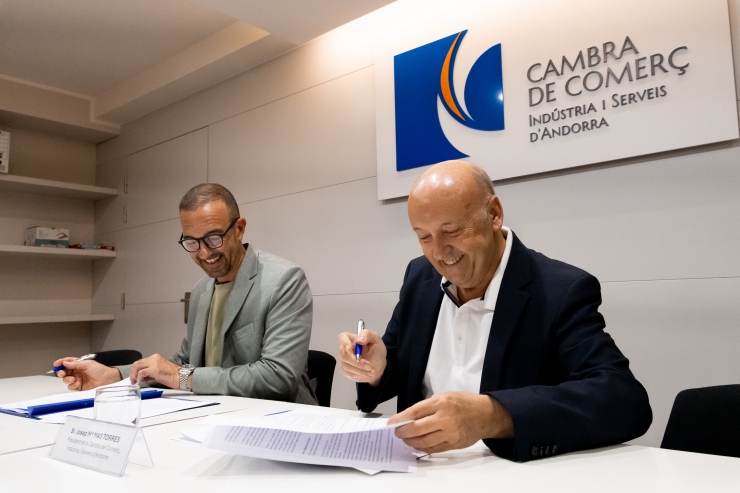 El ministre de Turisme i Comerç, Jordi Torres, i el president de la Cambra, Josep Maria Mas, signen el conveni.